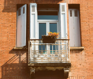 balkong på en mursteinsbygning