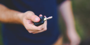 Nærbilde av en bilnøkkel i en hånd