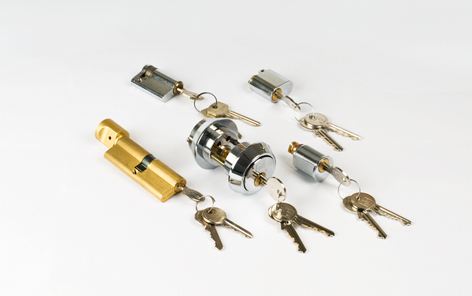 Ulike dørlåser med nøkkel i som ikke er montert