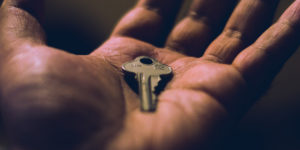 Nærbilde av en nøkkel som ligger i en håndflate