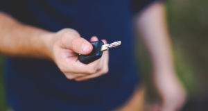 Nærbilde av en bilnøkkel i en hånd