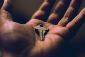 Nærbilde av en nøkkel som ligger i en håndflate