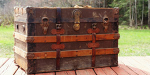 En gammel kiste med lærremmer