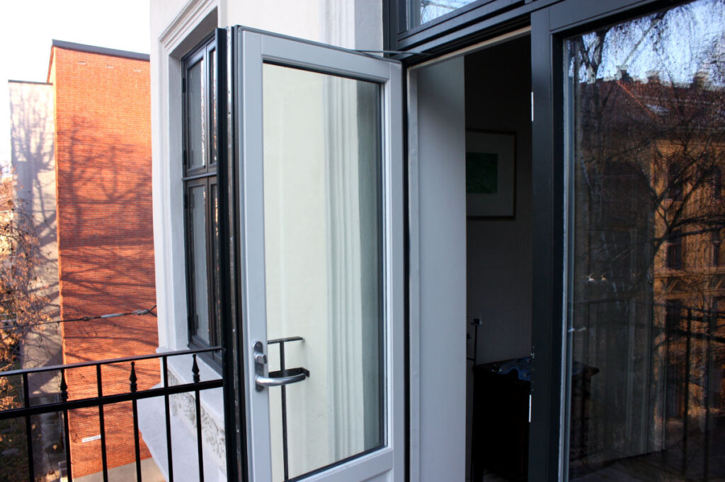 En verandadør i glass som står åpen