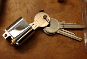 Nøkler som sitter i en låssylinder som ikke er installert